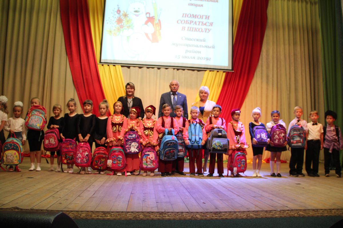 Депутат Госдумы Айрат Хайруллин помог собрать в школу порядка 500 детей