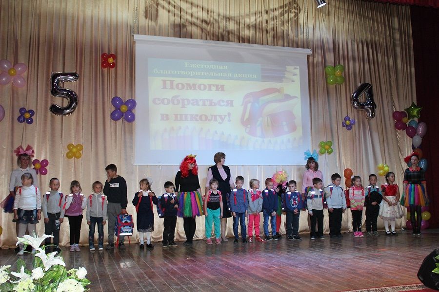 Депутат Госдумы Айрат Хайруллин помог собрать в школу порядка 500 детей