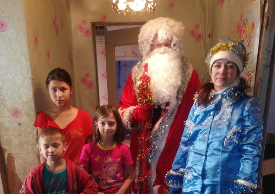 В Новошешминске «Полицейский Дед Мороз» поздравляет с праздником детей из малообеспеченных семей.