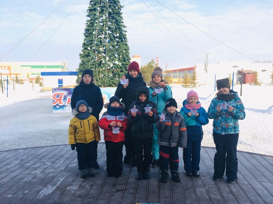 В Новошешминском парке отдыха детям провели мастер-класс по изготовлению рождественской игрушки
