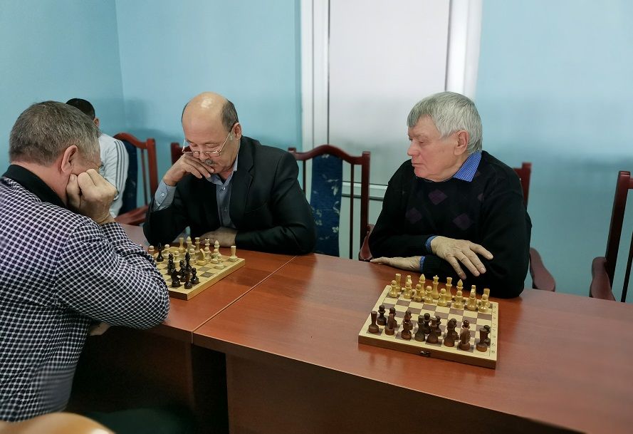 Белые начинают и выигрывают: в Новошешминске прошел шахматно-шашечный турнир