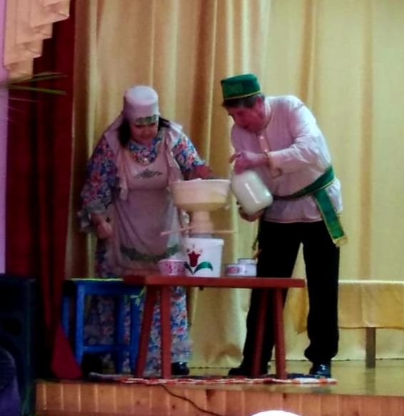 На празднике 8 марта в Просто-Челнинском СДК показали обряд “Сепарирование молока”