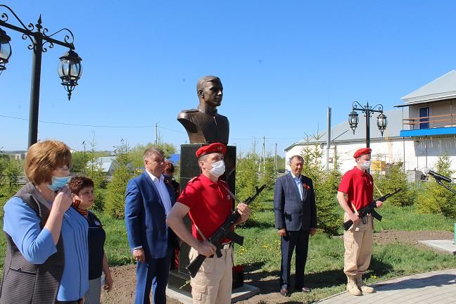 В день 75-летия Победы в Новошешминске состоялось возложение венков к памятнику павшим воинам