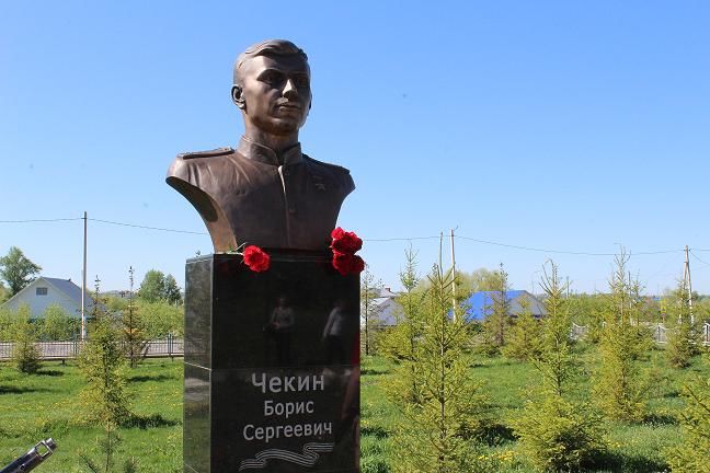В день 75-летия Победы в Новошешминске состоялось возложение венков к памятнику павшим воинам