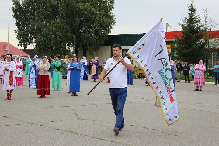 Яңа Чишмәдә ТАССР төзелүнең 100 еллыгына флаг эстафетасын хөрмәтләделәр