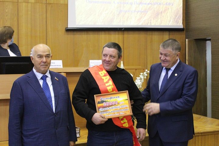 Лучшему комбайнеру Новошешминского района вручили ключи от автомобиля