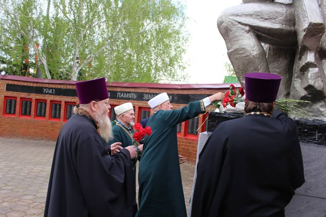 8 мая, накануне дня Великой Победы, представители мусульманской и православной конфессий района возложили цветы к памятнику.