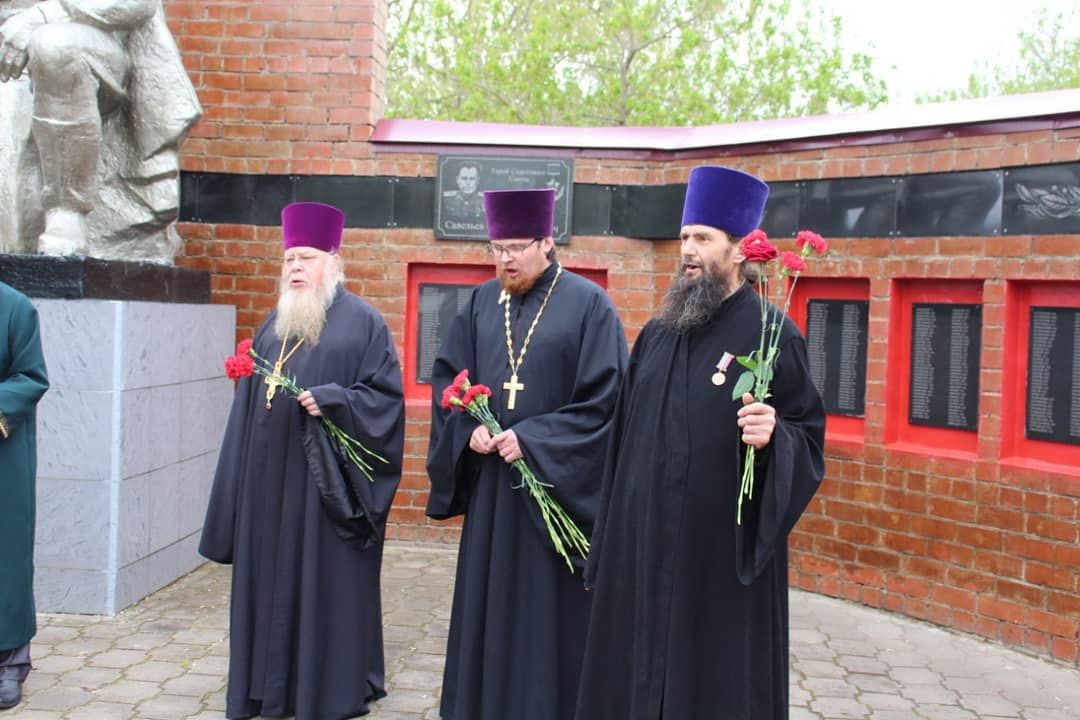8 мая, накануне дня Великой Победы, представители мусульманской и православной конфессий района возложили цветы к памятнику.