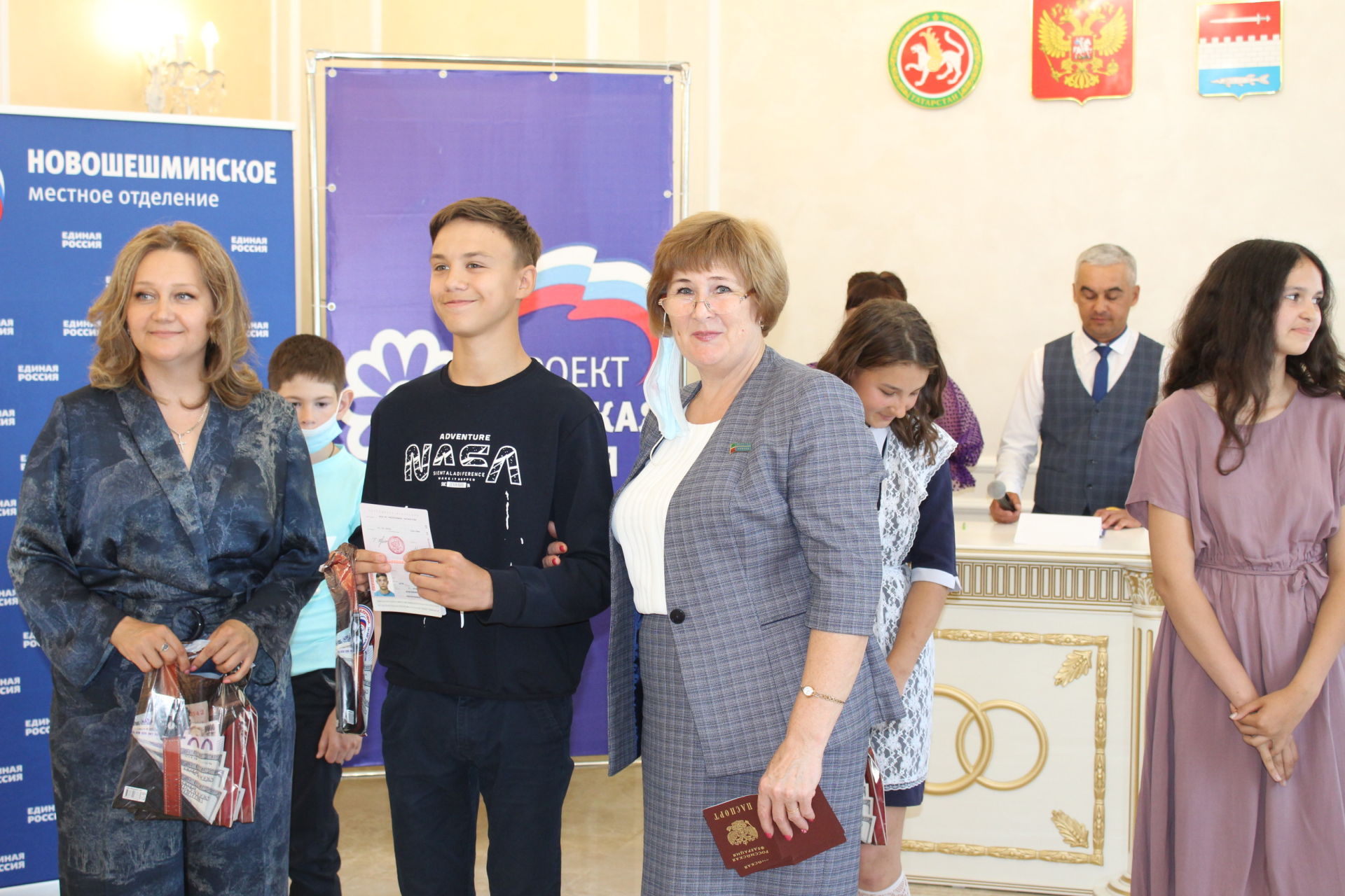 В канун Дня России в Новошешминском отделе ЗАГС состоялось торжественное вручение паспортов РФ (фоторепортаж)