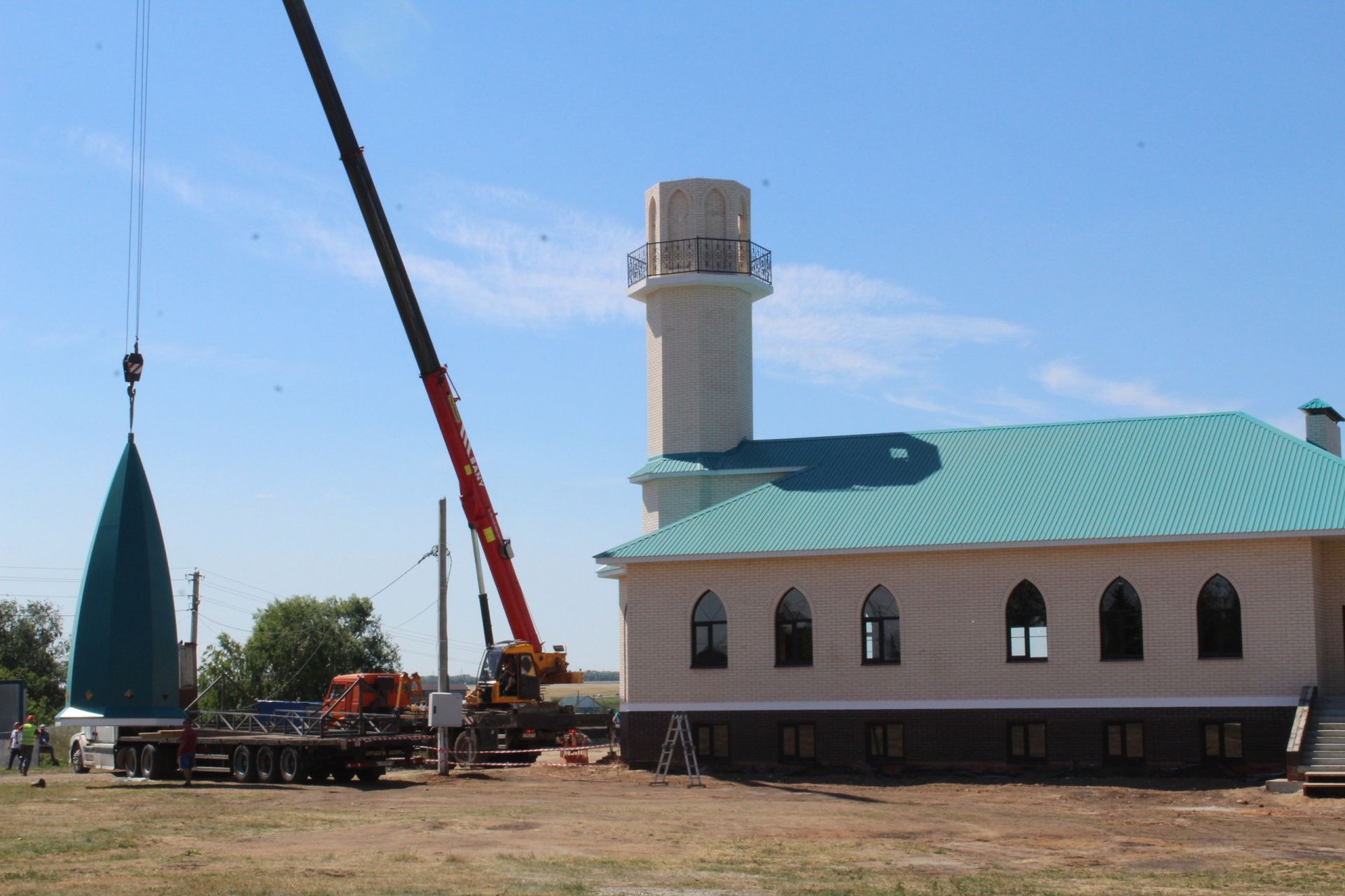В Азеевской новой мечети установили купол минарета и полумесяц (фото, видео)