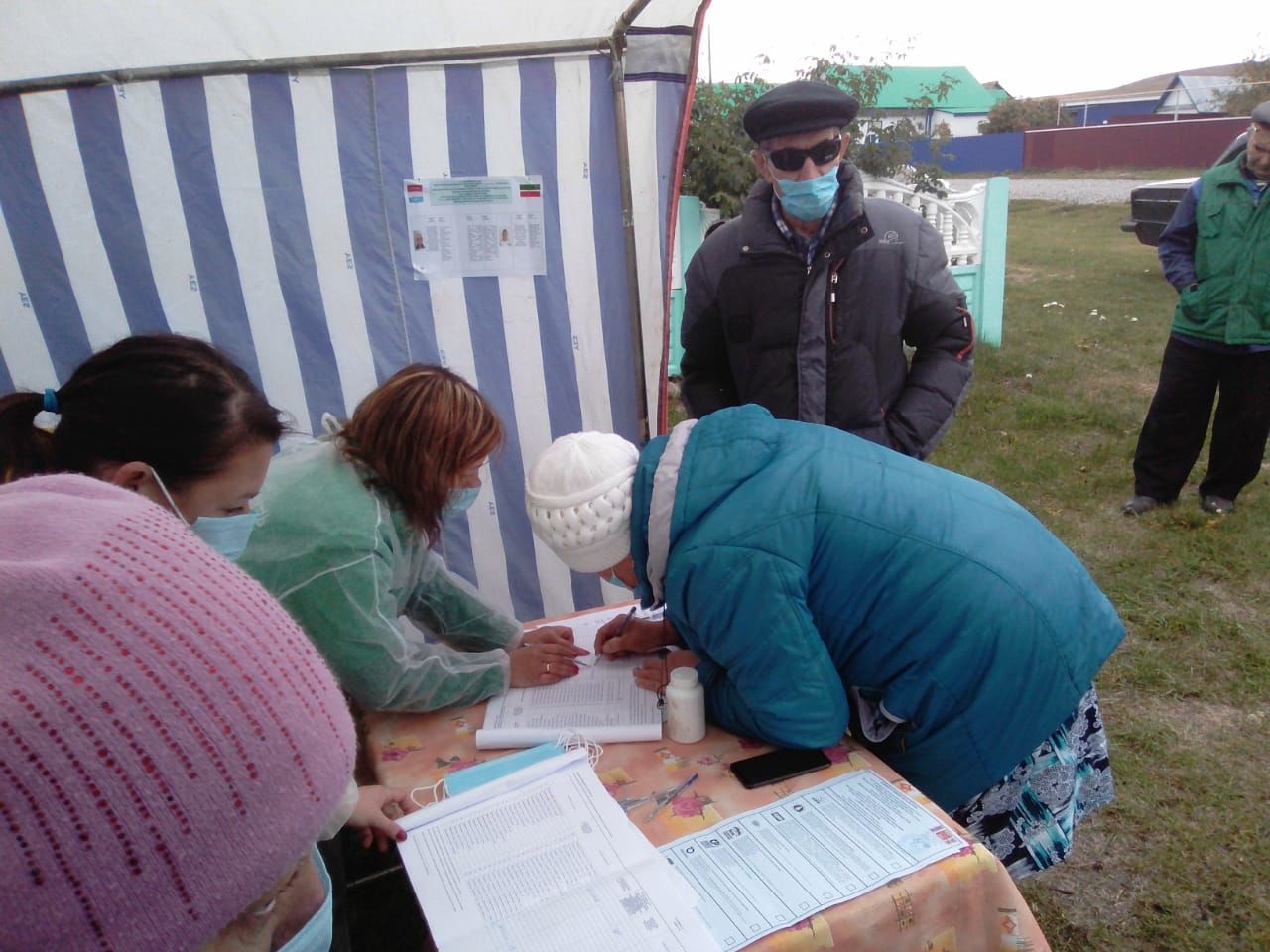 К жителям деревни Бакташ Новошешминского района приехали члены участковой избирательной комиссии