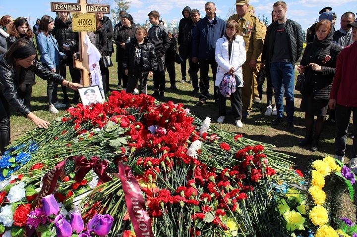Новошешминск простился с Владиславом Курбатовым, погибшим в ходе спецоперации на Украине (видео)