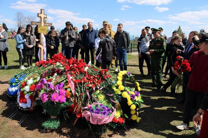 Новошешминск простился с Владиславом Курбатовым, погибшим в ходе спецоперации на Украине (видео)