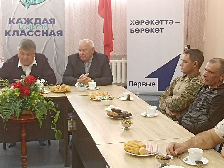 Район башлыгы кыска вакытлы ялда булган сугышчылар белән очрашты