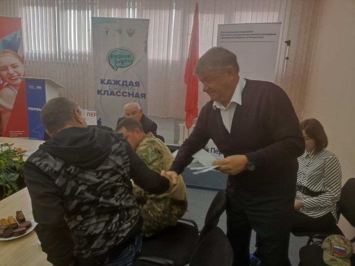 Район башлыгы кыска вакытлы ялда булган сугышчылар белән очрашты
