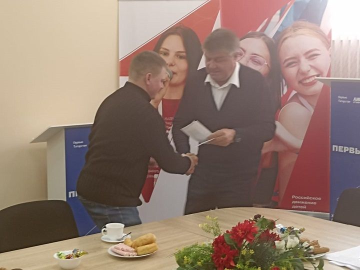 Район башлыгы кыска вакытлы ялда булган сугышчылар белән очрашты
