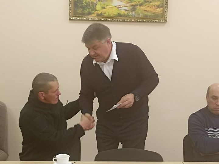 Район башлыгы кыска вакытлы ялда булган сугышчылар белән очрашты