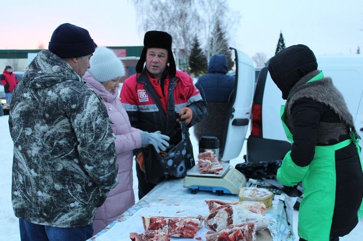 Предновогодняя ярмарка в Новошешминске была оживленной