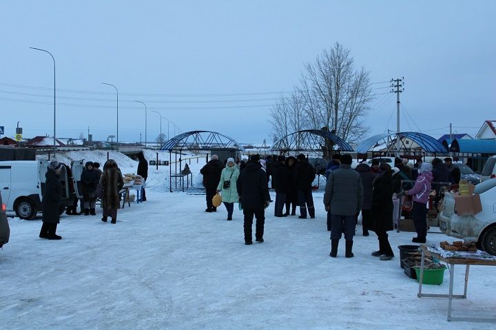 Предновогодняя ярмарка в Новошешминске была оживленной