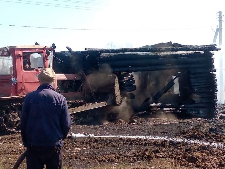В селе Слобода Волчья сгорел нежилой дом
