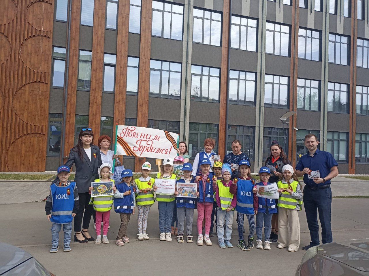 В Альметьевске в честь Дня Победы провели акцию «Георгиевская лента – засветись!»