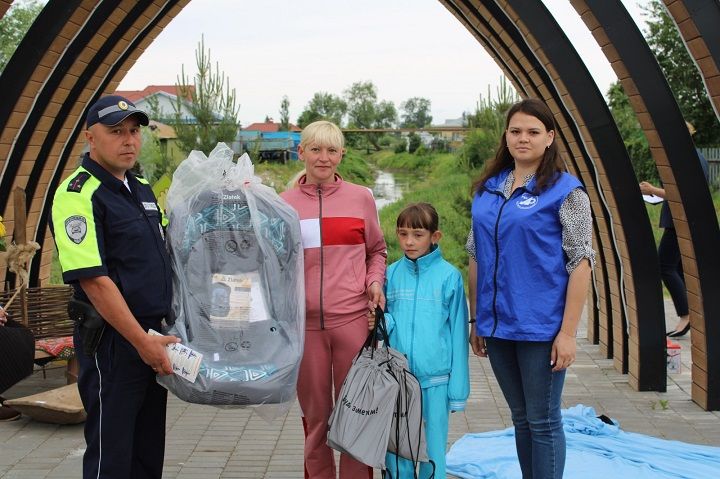 Многодетной семье из Слободы Черемуховой вручили автокресло