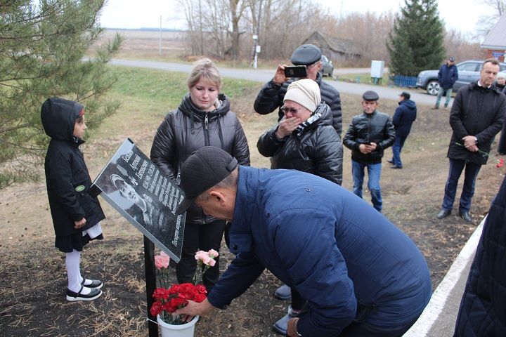 Погибшему на СВО бойцу открыли мемориальную доску.