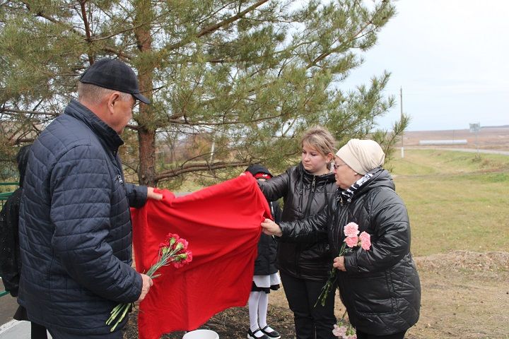 Погибшему на СВО бойцу открыли мемориальную доску.