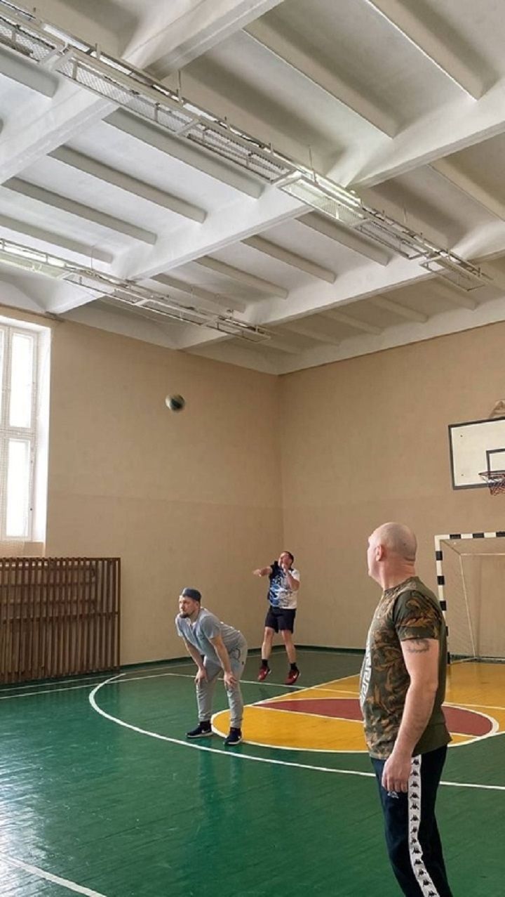 В Новошешминской средней школе по инициативе Первых прошло соревнование по волейболу между командами: «Отцы» и «Сыновья»