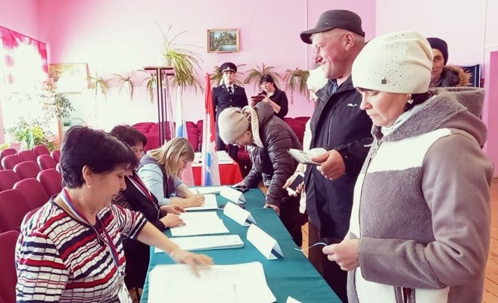 Избиратели активно идут на избирательные участки целыми семьями