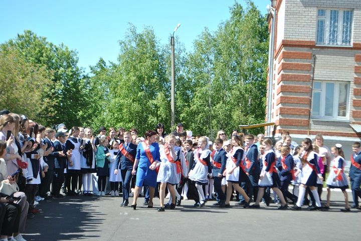 Последний школьный звонок  для выпускников Новошешминской СОШ прозвенел торжественно, но грустно