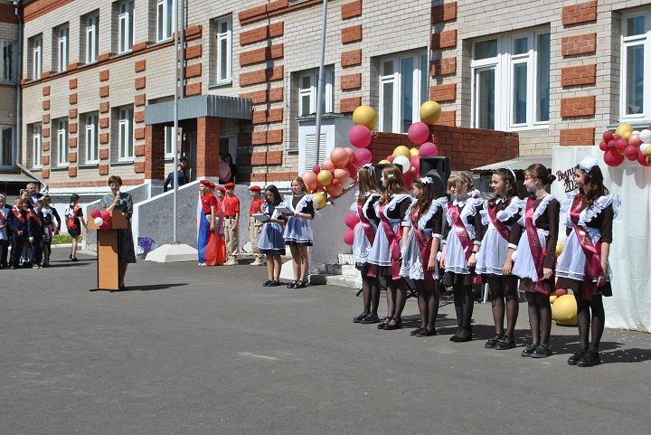 Последний школьный звонок  для выпускников Новошешминской СОШ прозвенел торжественно, но грустно