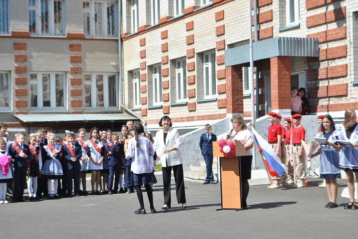 Последний школьный звонок  для выпускников Новошешминской СОШ прозвенел торжественно, но грустно