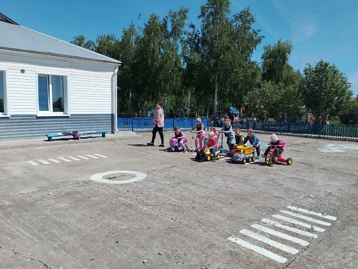 Петропавел АМЙ белгечләре балалар өчен «Светофор ярдәмгә ашыга» дигән танып белү-куркынычсызлык сәгате үткәргән