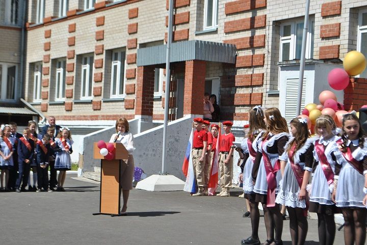 Последний школьный звонок  для выпускников Новошешминской СОШ прозвенел торжественно, но грустно