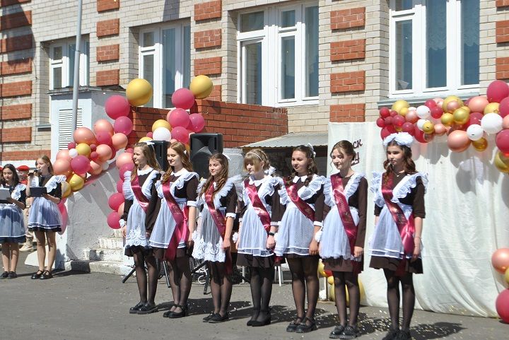 Последний школьный звонок  для выпускников Новошешминской СОШ прозвенел торжественно, но грустно