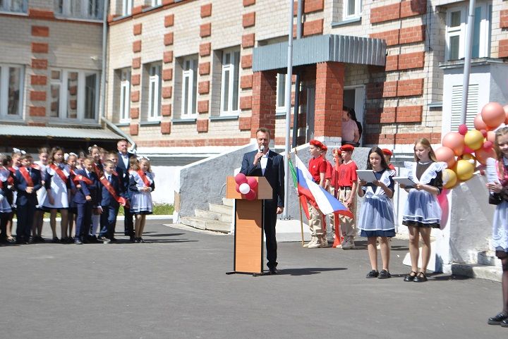 Последний школьный звонок  для выпускников Новошешминской СОШ прозвенел торжественно, но грустно