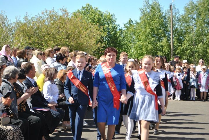 Последний школьный звонок  для выпускников Новошешминской СОШ прозвенел торжественно, но грустно