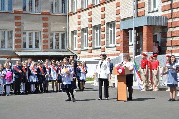 Последний школьный звонок  для выпускников Новошешминской СОШ прозвенел торжественно, но грустно