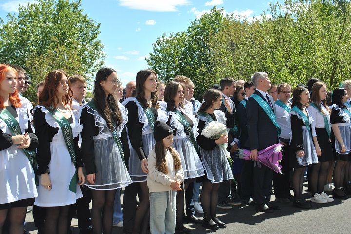 Последний школьный звонок  для выпускников Новошешминской СОШ прозвенел торжественно, но грустно