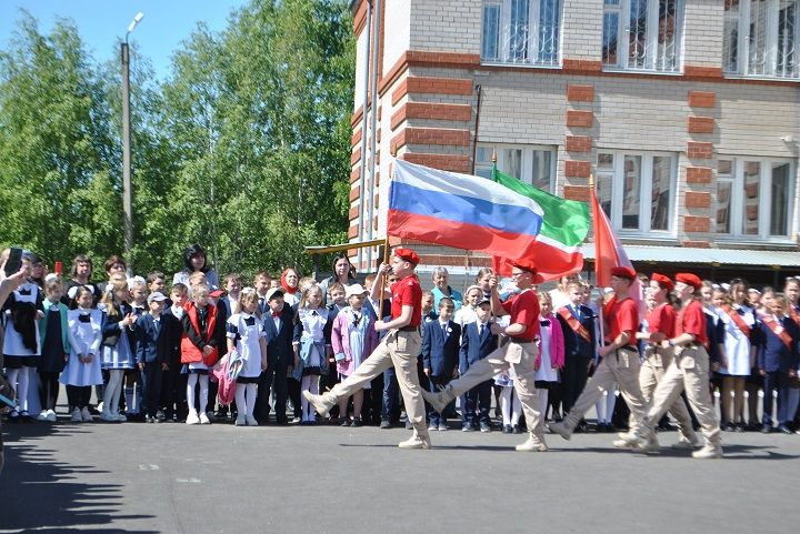 Последний школьный звонок  для выпускников Новошешминской СОШ прозвенел торжественно, но грустно