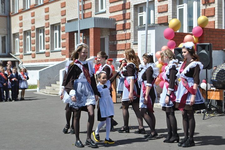 Последний школьный звонок  для выпускников Новошешминской СОШ прозвенел торжественно, но грустно