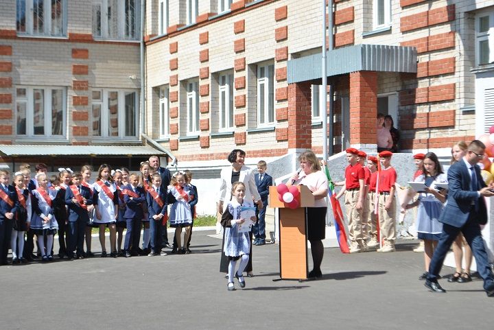 Последний школьный звонок  для выпускников Новошешминской СОШ прозвенел торжественно, но грустно