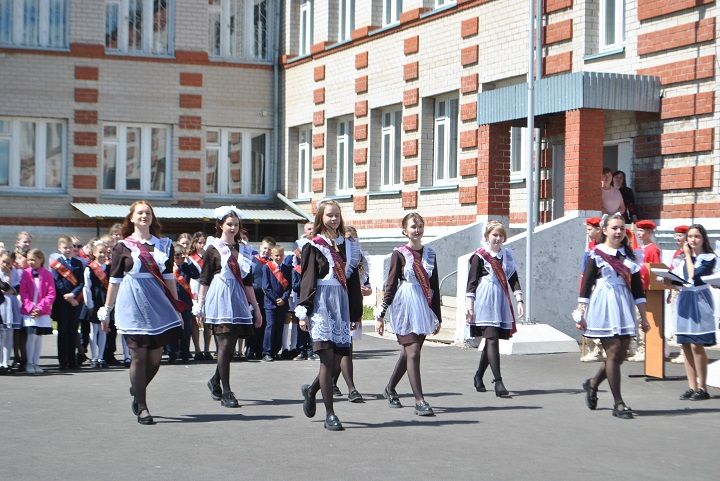 Последний школьный звонок  для выпускников Новошешминской СОШ прозвенел торжественно, но грустно