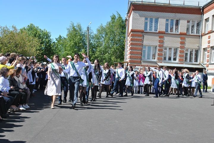 Последний школьный звонок  для выпускников Новошешминской СОШ прозвенел торжественно, но грустно