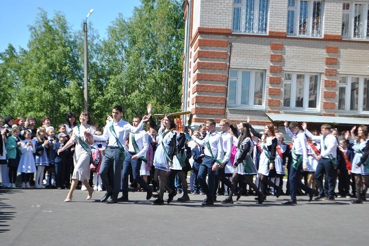 Последний школьный звонок  для выпускников Новошешминской СОШ прозвенел торжественно, но грустно