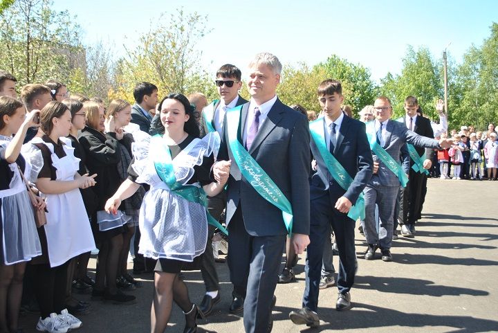 Последний школьный звонок  для выпускников Новошешминской СОШ прозвенел торжественно, но грустно