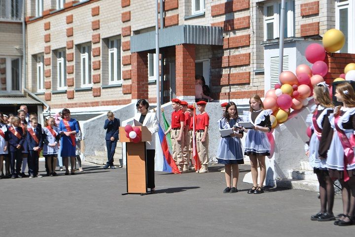 Последний школьный звонок  для выпускников Новошешминской СОШ прозвенел торжественно, но грустно