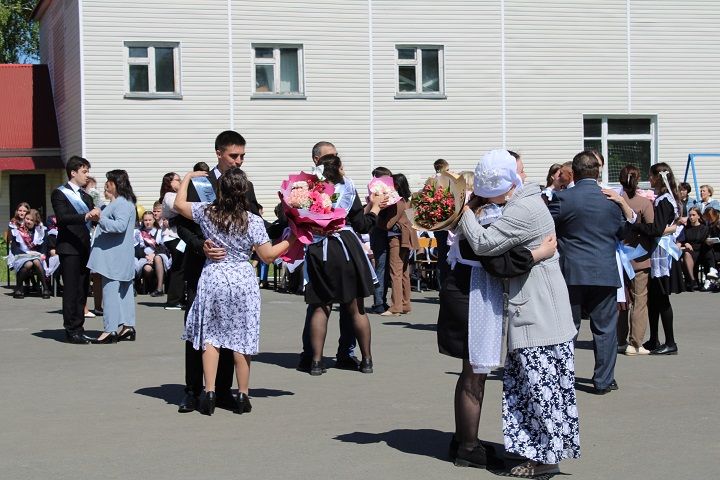 24 мая последний звонок прозвучал в Новошешминской гимназии (фоторепортаж)