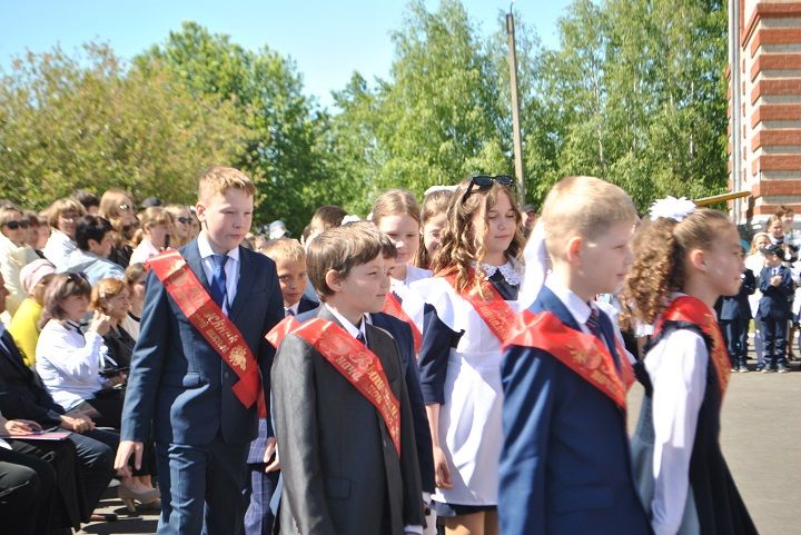 Последний школьный звонок  для выпускников Новошешминской СОШ прозвенел торжественно, но грустно